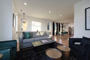 TV - SIDE BY SIDE HOMES - 8 BEDROOMS- 2 HOT TUBS (Nashville)