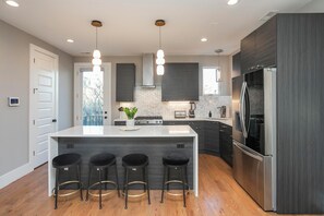 冷蔵庫、電子レンジ、オーブン、コンロ