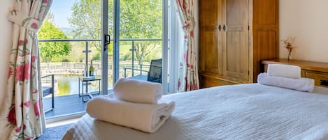 4 bedrooms, iron/ironing board, free WiFi, bed sheets