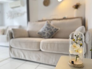 TV - Apt Céline AKOYA Conserjería, view of Port Empúries AND parking space (Empuriabrava)