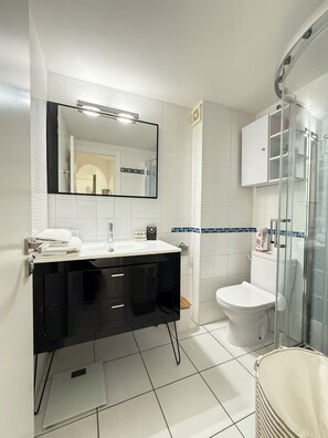 Douche, séchoir à cheveux, serviettes fournies, papier de toilette