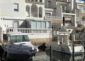Marina - Apt Céline AKOYA Conserjería, view of Port Empúries AND parking space (Empuriabrava)