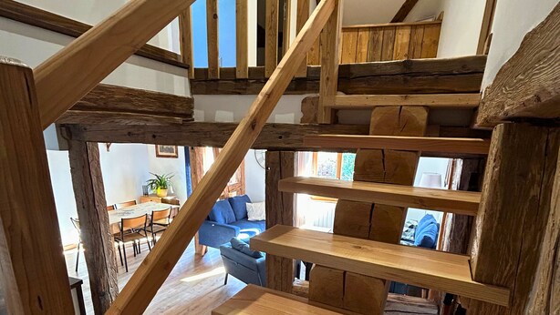 A wooden staircase with multiple steps leading to a landing area. - La P'tite Maison - Authentic stay on the Wine Route (Orschwihr)