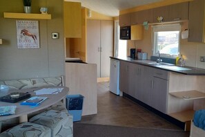 Cabin | Private kitchen | Fridge, microwave, oven, stovetop - 3 Bed-sleeps 6-pet Friendly-5 Mins to Beach (Mablethorpe)