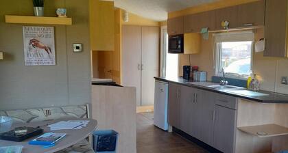 3 Bed-sleeps 6-pet Friendly-5 Mins to Beach