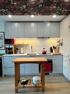 Refrigerador, microondas, horno, placa de cocina