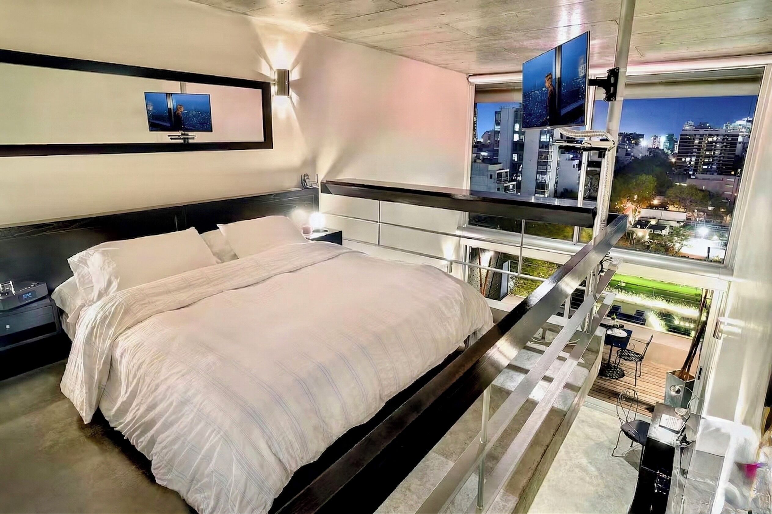 1 habitación, caja de seguridad en la habitación y escritorio 