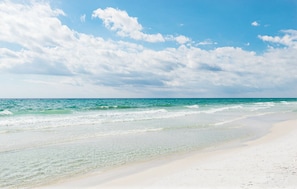 Una spiaggia nelle vicinanze