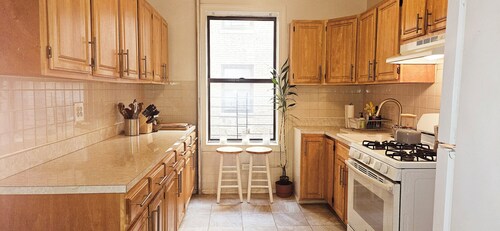 Giant 2-bedroom apartment in vibrant New York with AC, WiFi, near trains & parks