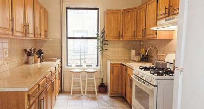 Giant 2-bedroom apartment in vibrant New York with AC, WiFi, near trains & parks