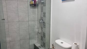 Een haardroger, handdoeken, zeep, shampoo