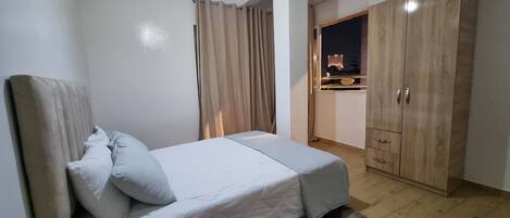 2 عدّة غرف نوم وخزنة داخل الغرفة ومكواة/لوح كي وسرير سفر