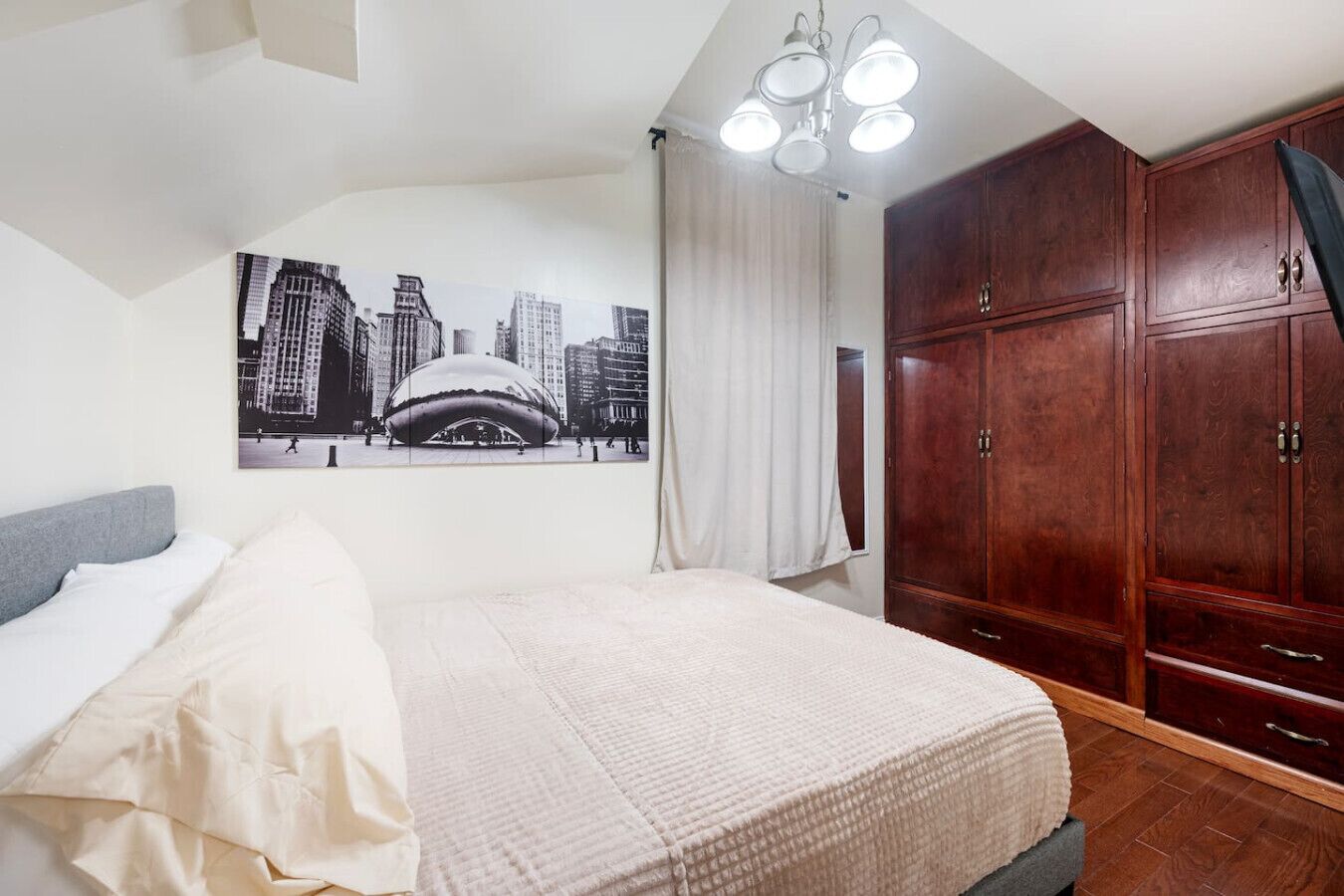 2 quartos, escrivaninha, ferros/tábuas de passar roupa, berço de viagem