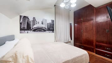 2 quartos, escrivaninha, ferros/tábuas de passar roupa, berço de viagem