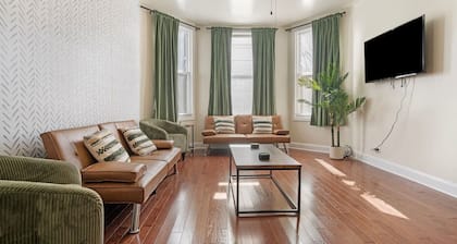 5 Mins to Wrigley and Beach - Games - Garage - Sleeps 10 - Pet Friendly