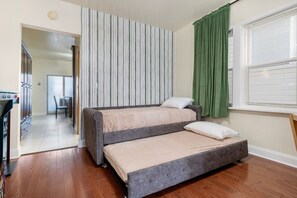2 slaapkamers, een bureau, een strijkplank/strijkijzer, reisbedje