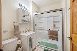 Sèche-cheveux, serviettes fournies