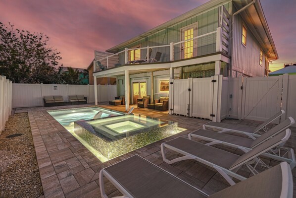 Terrace/patio - 🏖️Private Pool, Steps to Beach-Times Square District-Lazy Lobster🦞 (Fort Myers Beach)