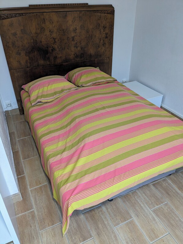 Iron/ironing board, WiFi, bed sheets