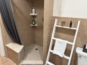 Shower, hair dryer, towels, soap - Perfect World Cup stay. 10 mins to MetLife and Manhattan (Union City)