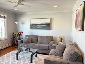 Living area - 1br apt 15 mins from Times Square (Union City)