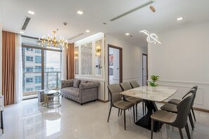 Comfort-Apartment, 3 Schlafzimmer, Balkon, Blick auf den Innenhof | Wohnbereich