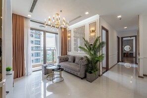 Comfort-Apartment, 3 Schlafzimmer, Balkon, Blick auf den Innenhof | Wohnbereich