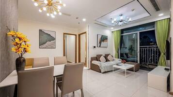 Căn hộ tiện nghi đơn giản, 1 phòng ngủ, ban công, quang cảnh sân vườn | Khu phòng khách