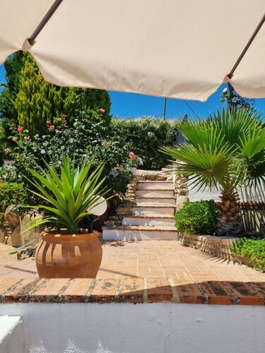 Countryside Apartment, peace and tranquility, spectacular views of Sierra Nevada