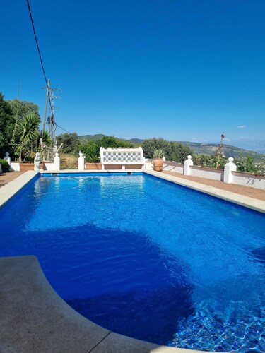 Countryside Apartment, peace and tranquility, spectacular views of Sierra Nevada
