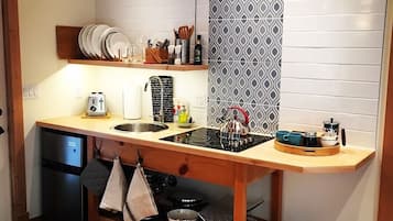 Réfrigérateur, plaque de cuisson, cafetière/bouilloire, grille-pain