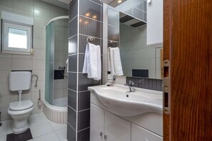 Douche, sèche-cheveux, serviettes fournies, papier toilette