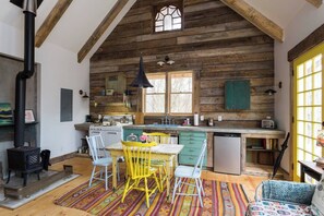 Fridge, oven, stovetop, coffee/tea maker - The Cottage at Spindle Hill: an Artist’s Farm (Nellysford)