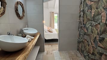 Deluxe Double Room | Bathroom