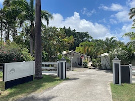 Entrada de un hotel con un letrero que dice "Hotel Residence La Metisse" y un camino de acceso con portones.