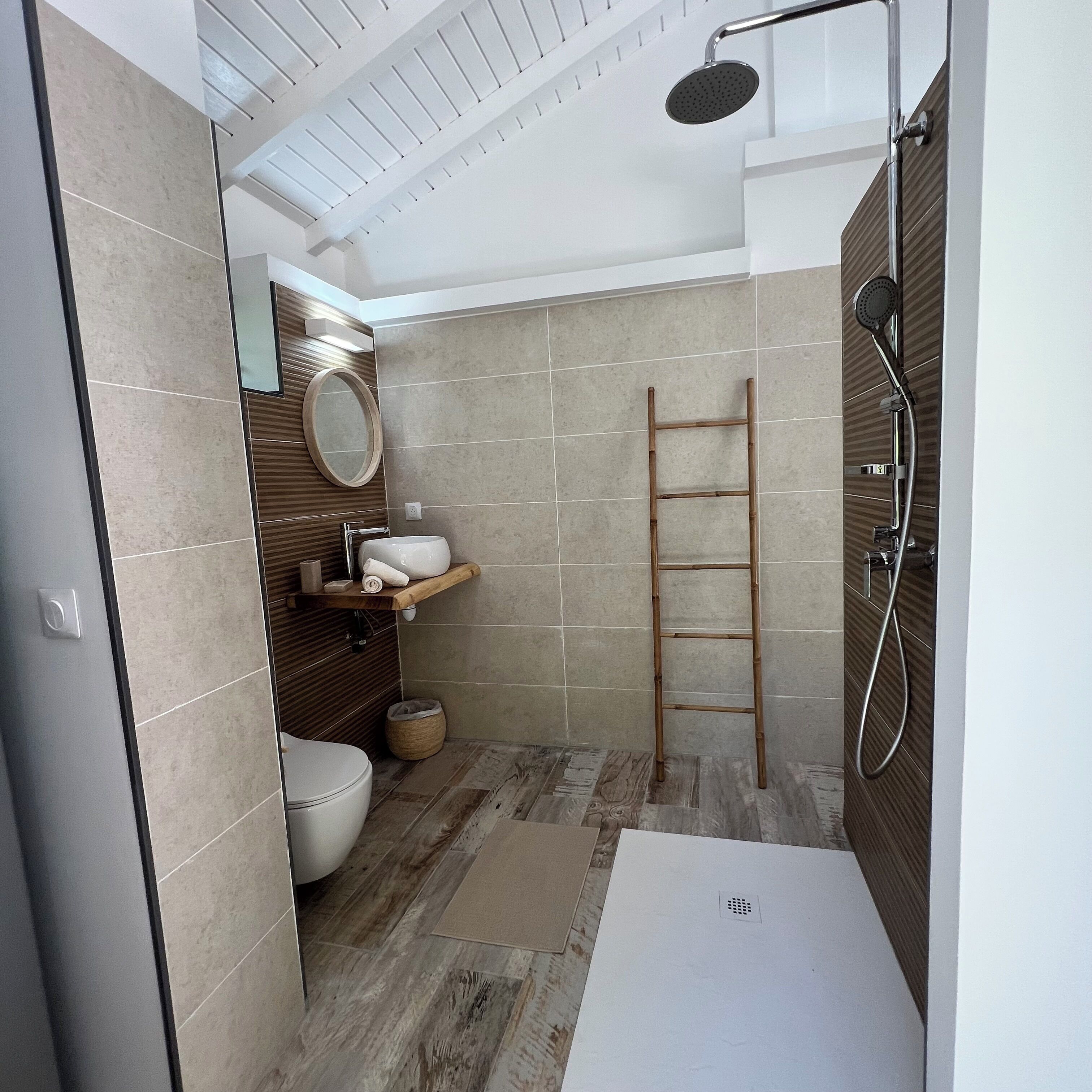Habitación Confort, vista a la alberca | Baño | Regadera, secadora de cabello, toallas, jabón 