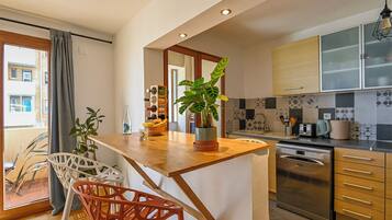 Een koelkast, een oven, een vaatwasser, een koffiezetapparaat/waterkoker