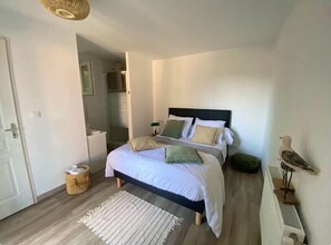 4 bedrooms, iron/ironing board, WiFi