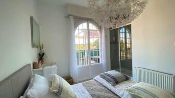 4 bedrooms, iron/ironing board, WiFi