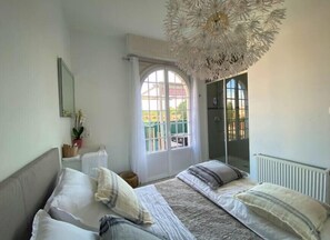 4 bedrooms, iron/ironing board, WiFi