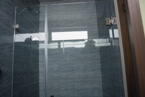Shower, hair dryer, bidet, towels - Apartment for 8 with terrace and BBQ in the city center (Arandas)