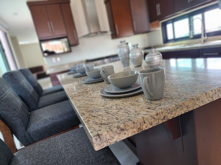 Dining. Apartment for 8 with terrace and BBQ in the city center
