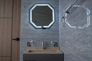 Bruser, hårtørrer, bidet, håndklæder