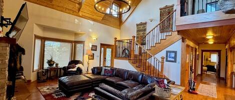 Een smart-tv, een open haard en boeken