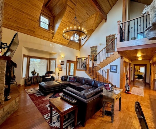 Grinning Bear Lodge: Hot Tub, Deck, Fire-Pit Game Loft & Fully Stocked Kitchen