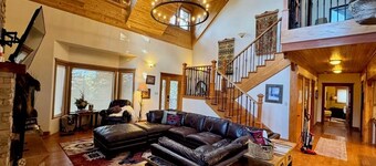Grinning Bear Lodge: Hot Tub, Deck, Fire-Pit Game Loft & Fully Stocked Kitchen
