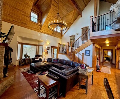Grinning Bear Lodge: Cozy Mountain Retreat     Hot Tub,Deck, Fire-Pit, Game Room