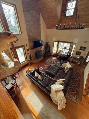 Smart TV, chimenea y libros 