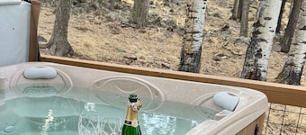Grinning Bear Lodge: Hot Tub, Large Deck, Fire-Pit & Mountain Serenity.