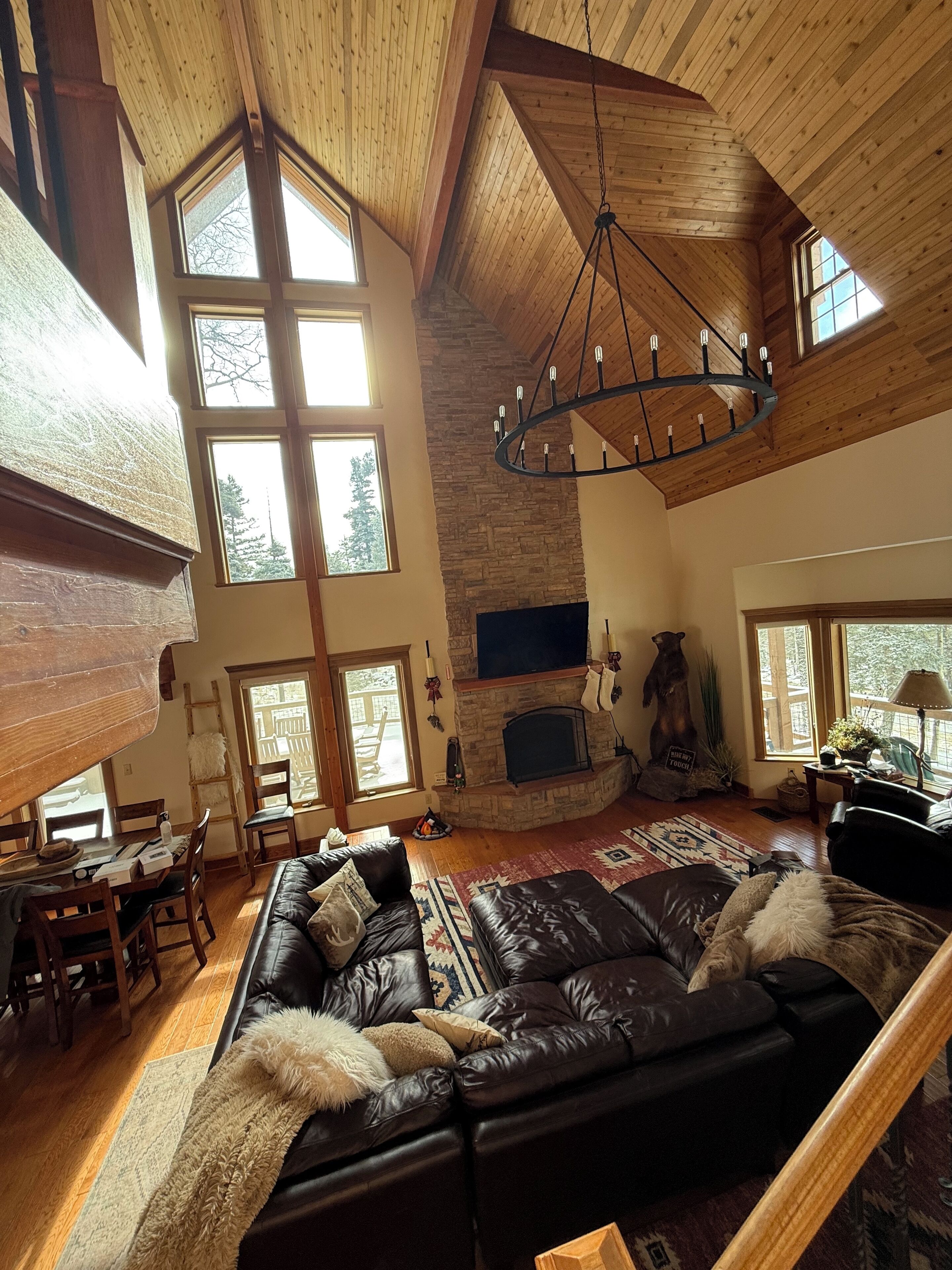 Smart-TV, Kamin, Bücher